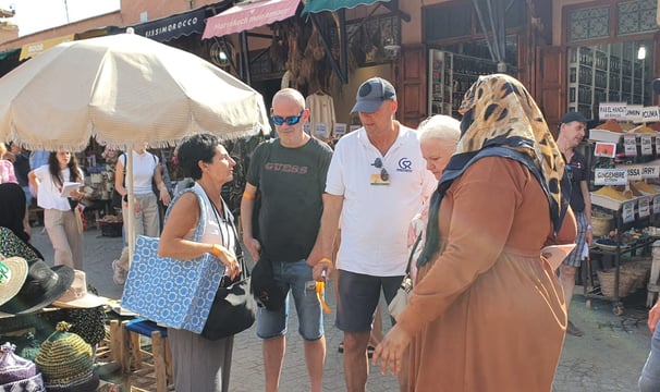 Équipe en chasse au trésor dans la médina de Marrakech – team building culturel