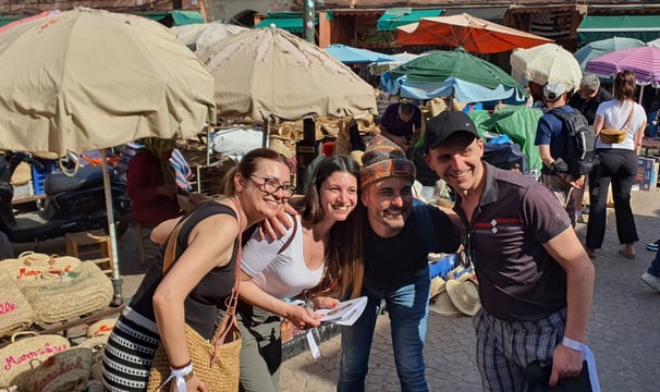 Participants résolvent une énigme dans un souk de Marrakech