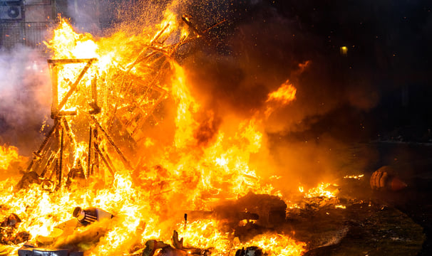 imagen de una falla ardiendo por las fallas valencia tras la dana