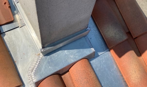 raccord de cheminée épousant tuiles