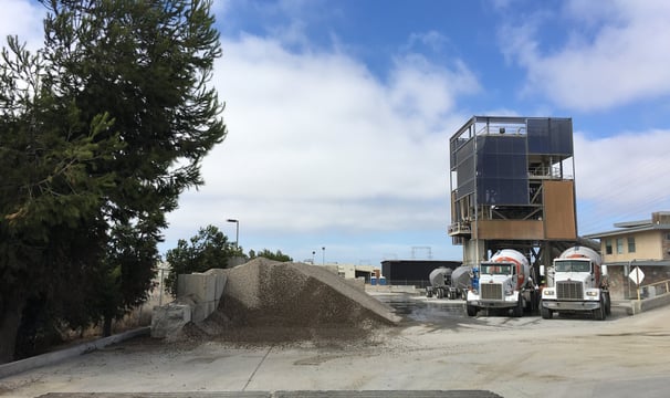 Cement aggregation plant with visual screening