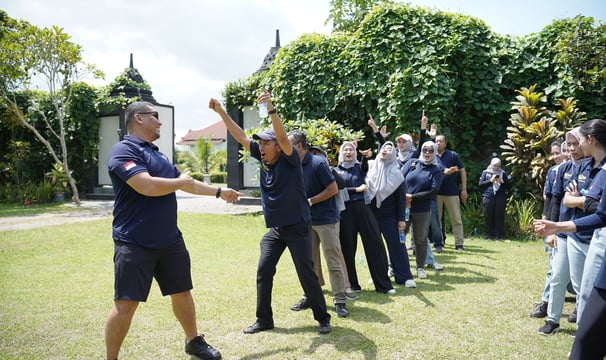 beberapa orang sedang melakukan aktivitas team building