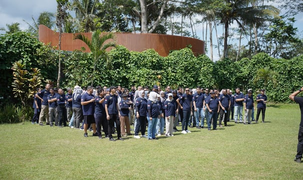 sekelompok orang yang berdiri di lapangan