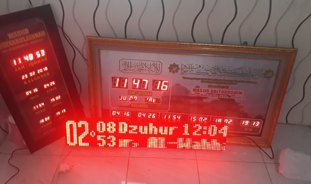 running teks sebagai jam digital masjid