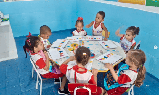Crianças da educação infantil em sala de aula durante atividade escolar