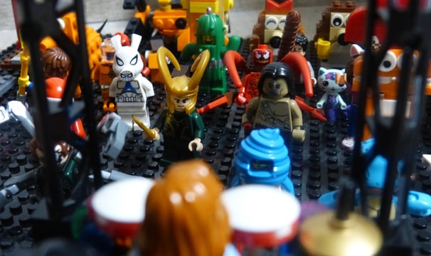 Personaje de Lego diferentes en una fiesta de Lego