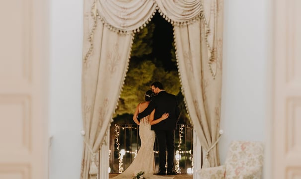 sposi abbracciati sul balcone 