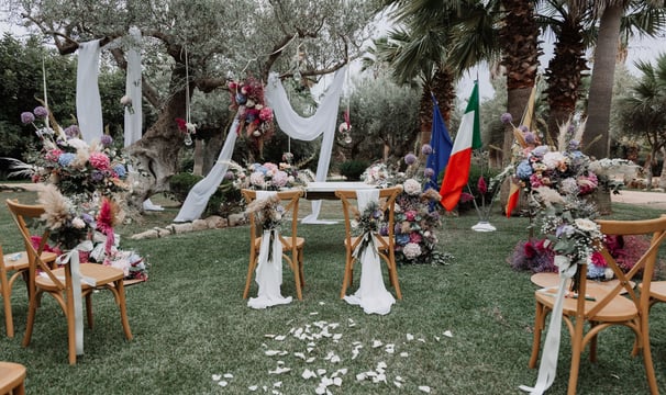 prato verde, cerimonia nuziale con sedie in legno