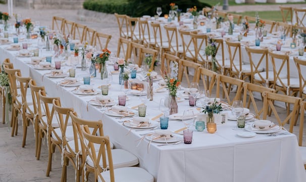 tavolo del catering in bianco apparecchiato per la cerimonia