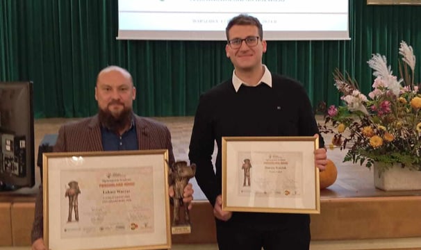 Pasieka Miodex podczas konkursu na pszczelarza roku finalista, zdjecie razem z Pszczelarzem Roku