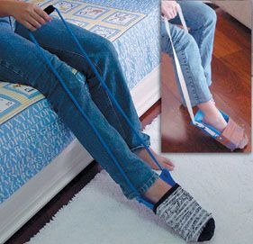 uma mulher sentada em uma cama com as pernas cruzadas e as pernas cruzadas