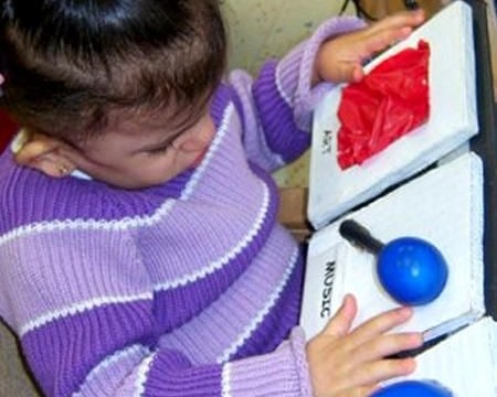 uma jovem está brincando com um brinquedo
