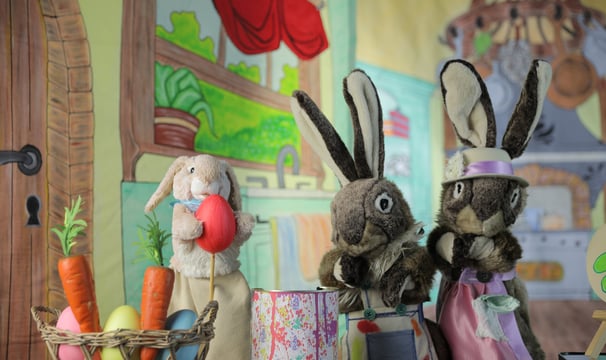Familie Hase beim Eierfärben. Der Eierdieb Puppentheater