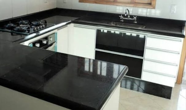 Bancada de cozinha em granito preto são gabriel, formato L L