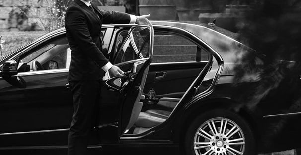 Chauffeur privé ouvrant la portière