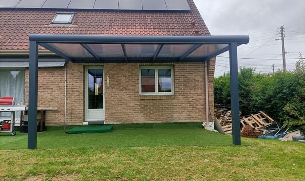 Pergola adosée a toit plat en polycarbonate