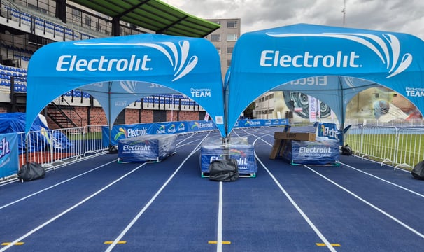 fotografía de evento masivo, preparativos para carrera, pista de carreras maraton