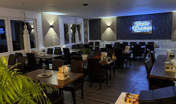 Restaurant modernization – stylish wall design & atmospheric lighting