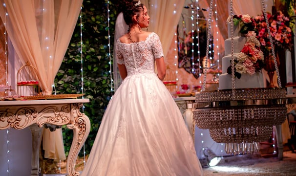 modelo exclusivo de vestido de noiva do Ateliê Moncheri, com cauda longa e detalhes rendados.
