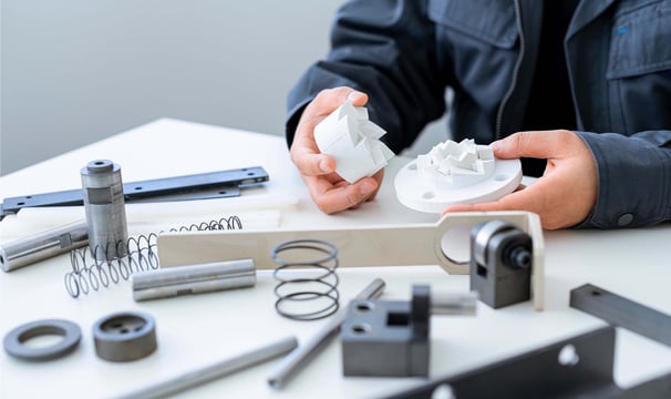 ingeniero montando un prototipo