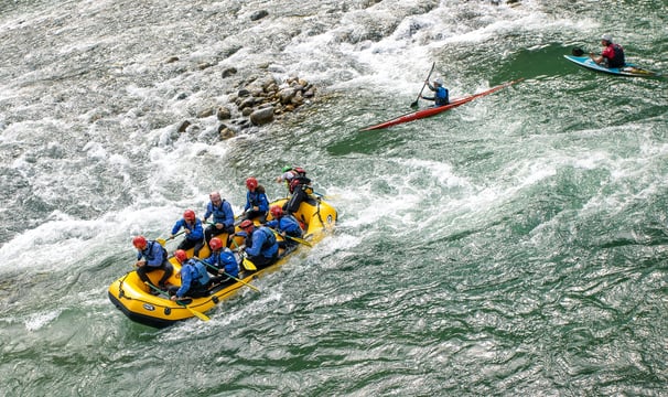 un gruppo di persone che fa rafting lungo un fiume