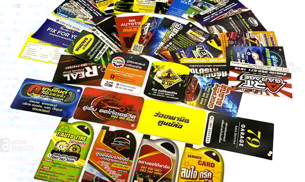กองงานพิมพ์ป้ายแขวน บัตร กระดาษหลากหลายสี หลากหลายแบรนด์ ที่จัดพิมพ์โดย Active Focus