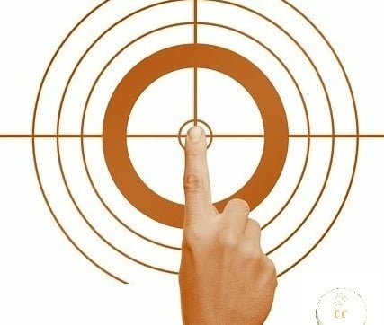 un doigt posé sur le centre de cercles concentriques, cible, au cœur des séances