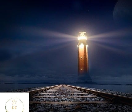 un phare le long d'une voie ferrée dans un nuit bleue marine, lumière, orientation, mouvement
