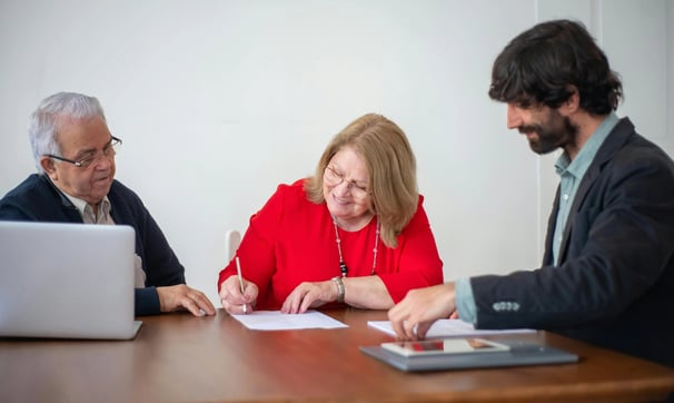 Una pareja firmando un contrato