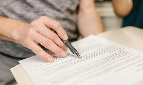 una persona que señala el dedo de otra persona sobre un escritorio