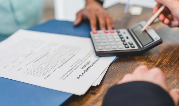 persona utilizando la calculadora