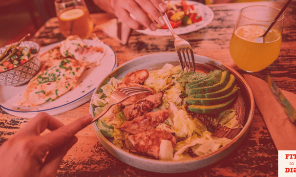 Alimentação saudável pessoas comendo