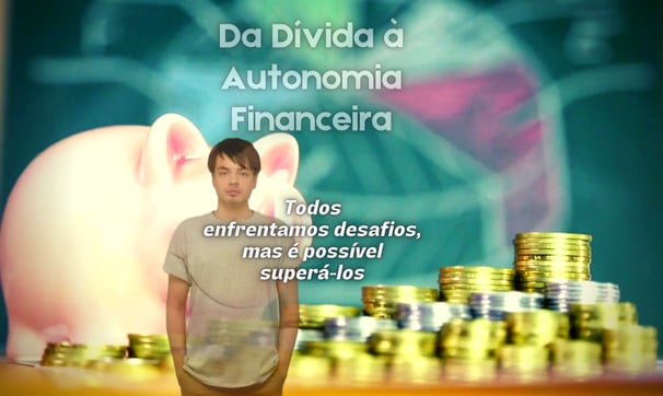 Um jovem em frente a um cofre porquinho e pilhas de moedas: poupança e investimento