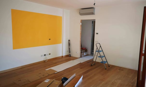 una habitación con una escalera y una escalera
