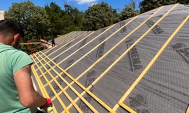 installation de liteaux sur une couverture ardoise  