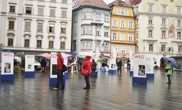 Menschen gehen durch die Ausstellung "Aus weg los!" auf der Grazer Hauptplatz.
