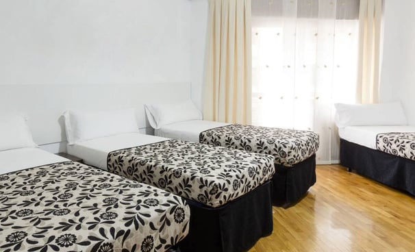 Habitación con baño privado para grupos pequeños en Logroño