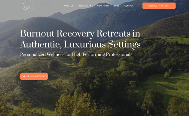 Homepage van Burnout Recovery Retreats met een uitzicht op groene heuvels en de tagline 'Burnout Recovery Retreats