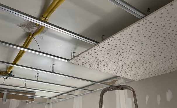Instalação de forro Cleaneo em ambiente interno para tratamento acústico de reverberação interna