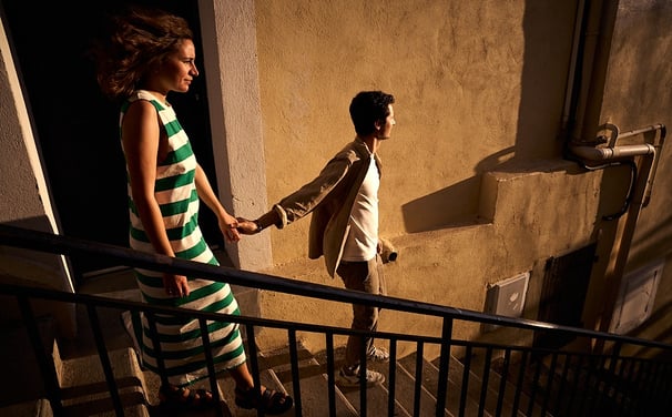 Elegant editorial-style portrait in Marseille’s old streets
