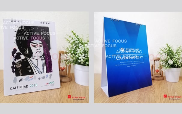 งานพิมพ์ปฎิทินตั้งโต๊ะแนวตั้ง สำหรับปี 2018-2019 มีการพิมพ์ลายด้วยสีเต็มหน้ากระดาษโดย Active Focus
