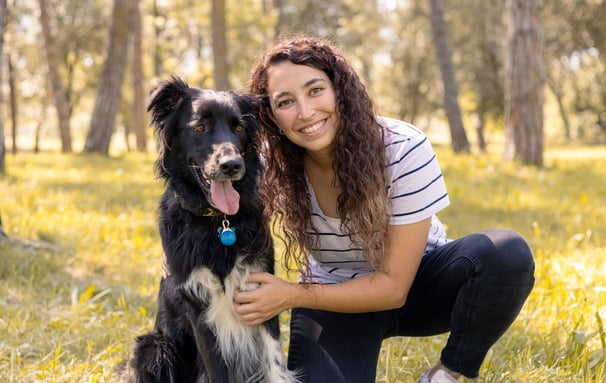 Sessió de fotos de mascotes a Girona amb una donna i un gos en un entorn natural exterior