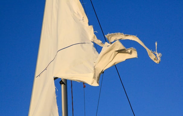 Gescheurd zeil bij Sisu Repair
