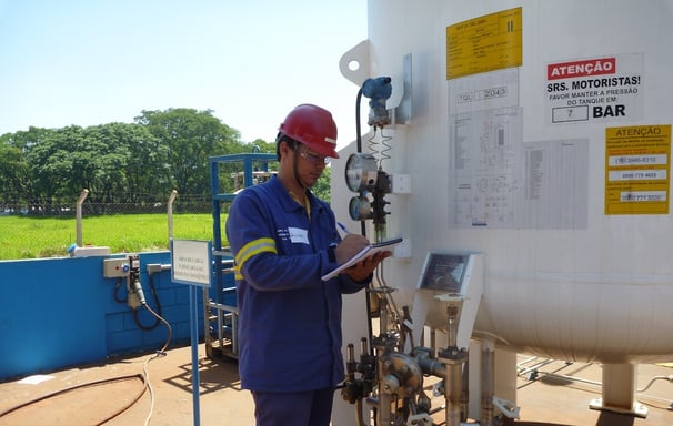 Técnico realizando o levantamento de NR13 e manutenção preventiva e corretiva no tanque.