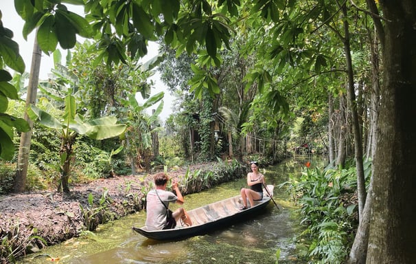 Paddle gently through the canal and enjoy the countryside simplicity.