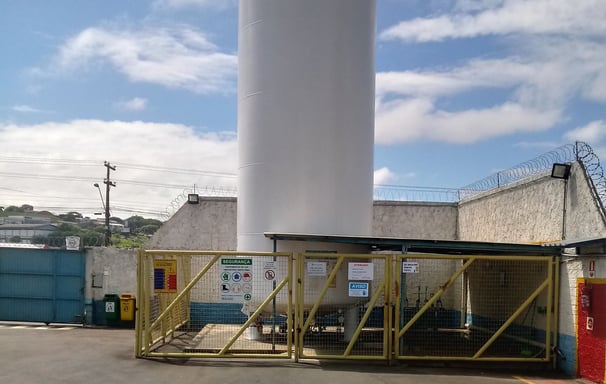 Instalação padrão de uma centrais líquida com o tanque de todas as distâncias e cercamento apropriao