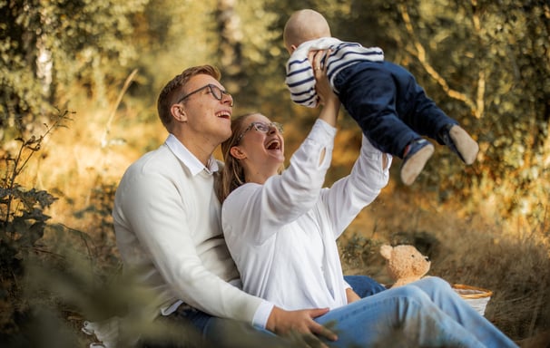 Familie spielt mit ihrem Baby