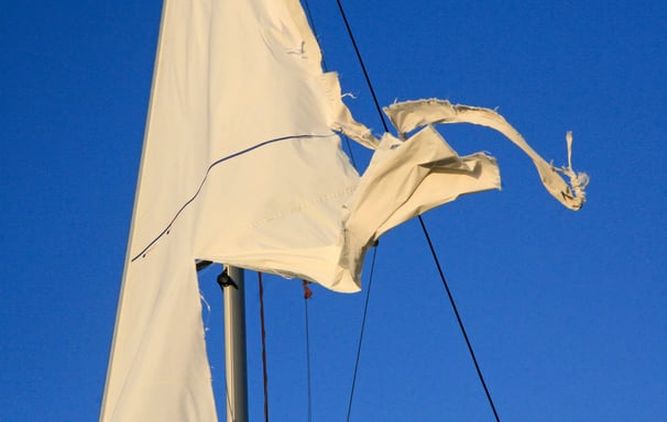 Gescheurd zeil bij Sisu Repair