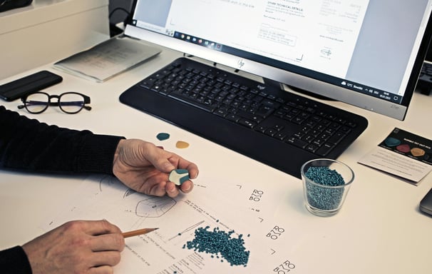 ingeniero desarrollando la pieza, escogiendo materiales