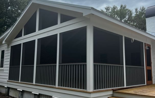 No-spline, self-stretching screen system that allows for large panels and easy repairs. 
